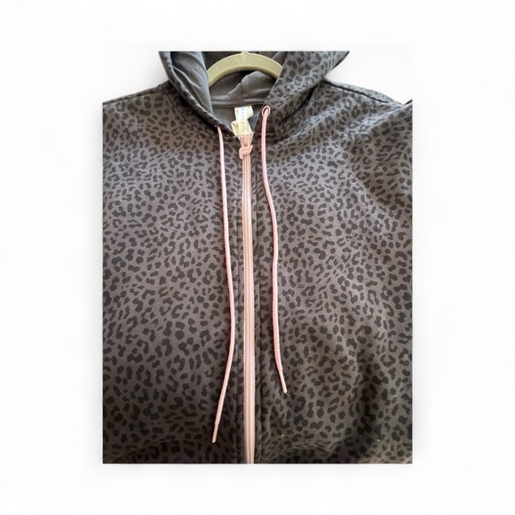 NWT Fabletics Forever Fleece Hooded leopard print pattern lavender zipper Sz XS - Picture 7 of 9